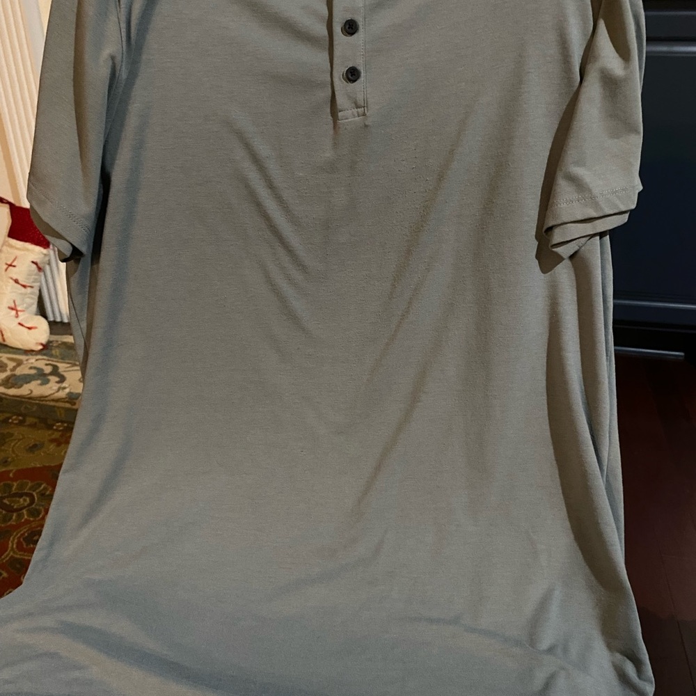 Cuts men’s short-sleeved shirt split hem